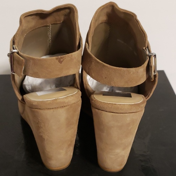 DOLCE VITA OPEN TOE WEDGES SIZE 10
NOT AVAILABLE DONATED - Picture 4 of 8